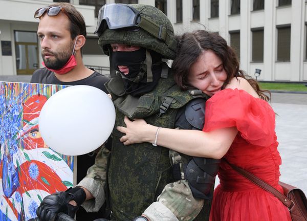 Protesters and a security officer in Minsk, Belarus. 14 August 2020 Protesters and a security officer in Minsk, Belarus. 14 August 2020 - Sputnik International