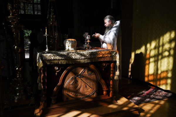 Archpriest Bogdan Severin during a festive service in a church in Simferopol. Archpriest Bogdan Severin during a festive service in a church in Simferopol. - Sputnik International