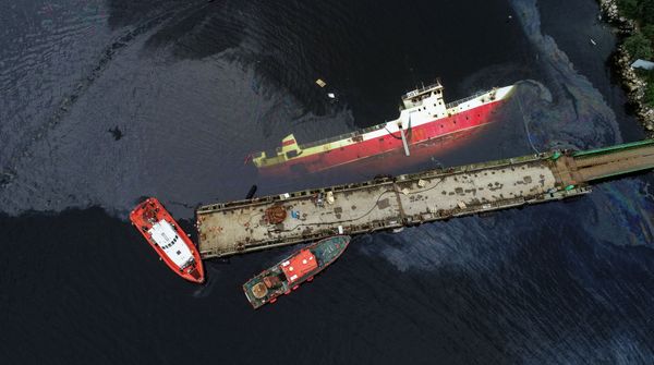 Cleaning up for oil spilled from the Saida vessel which capsized following a fire in Murmansk Cleaning up for oil spilled from the Saida vessel which capsized following a fire in Murmansk - Sputnik International
