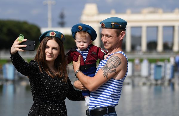 A paratrooper is taking selfie with his family on the Airborne Forces Day in the Gorky Park in Moscow. A paratrooper is taking selfie with his family on the Airborne Forces Day in the Gorky Park in Moscow. - Sputnik International