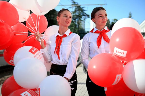Employees of the Russian Railways wait for passengers near a new tourist train Sochi Employees of the Russian Railways wait for passengers near a new tourist train Sochi - Sputnik International