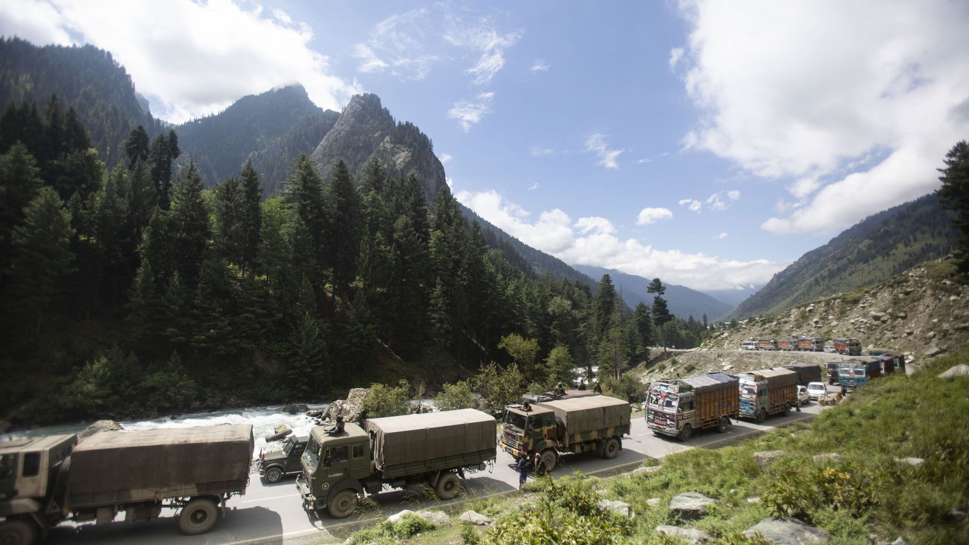 An Indian army convoy moves on the Srinagar- Ladakh highway at Gagangeer, north-east of Srinagar, Indian-controlled Kashmir, Tuesday, 1 September 2020. An Indian army convoy moves on the Srinagar- Ladakh highway at Gagangeer, north-east of Srinagar, Indian-controlled Kashmir, Tuesday, 1 September 2020. - Sputnik International, 1920, 08.04.2021