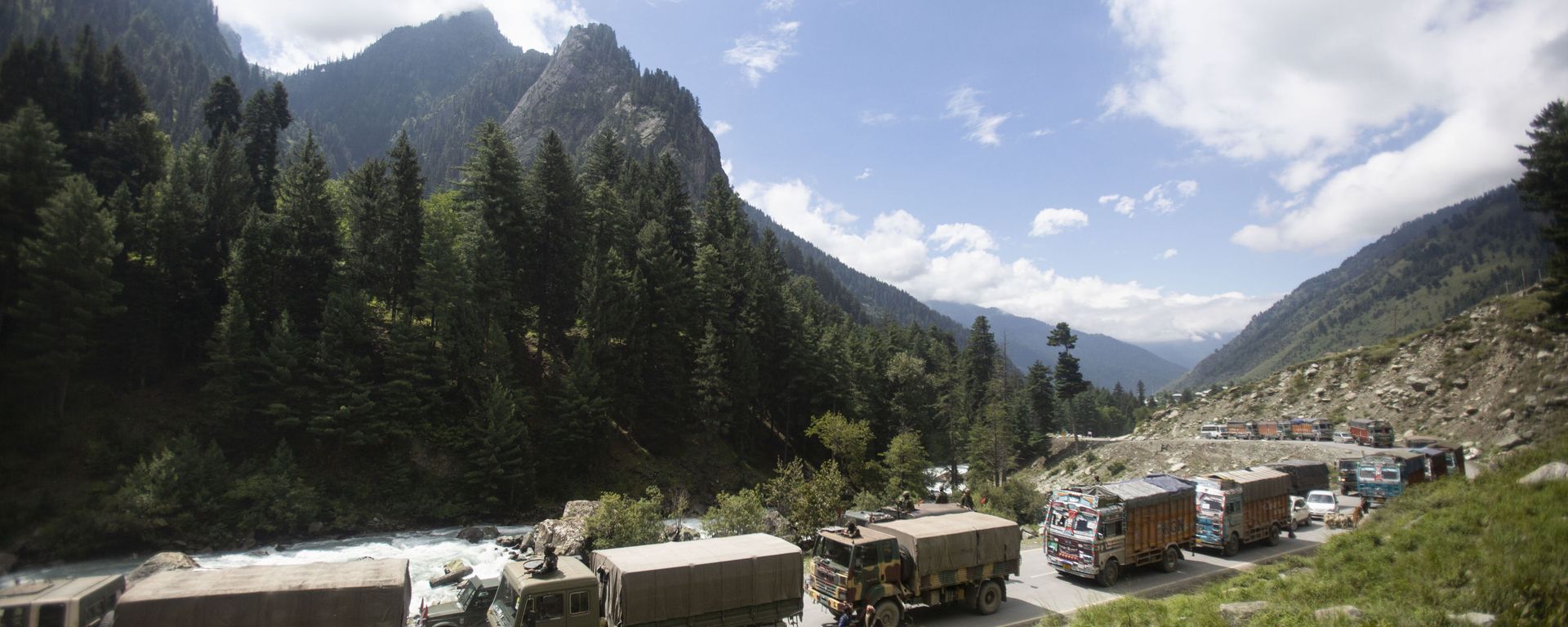 An Indian army convoy moves on the Srinagar- Ladakh highway at Gagangeer, north-east of Srinagar, Indian-controlled Kashmir, Tuesday, 1 September 2020. An Indian army convoy moves on the Srinagar- Ladakh highway at Gagangeer, north-east of Srinagar, Indian-controlled Kashmir, Tuesday, 1 September 2020. - Sputnik International, 1920, 08.04.2021