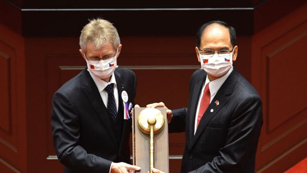 Czech Senate speaker Milos Vystrcil (L) receives a gavel from Taiwan's parliament speaker Yu Shyi-ku during a ceremony at the parliament in Taipei on September 1, 2020. - Sputnik International