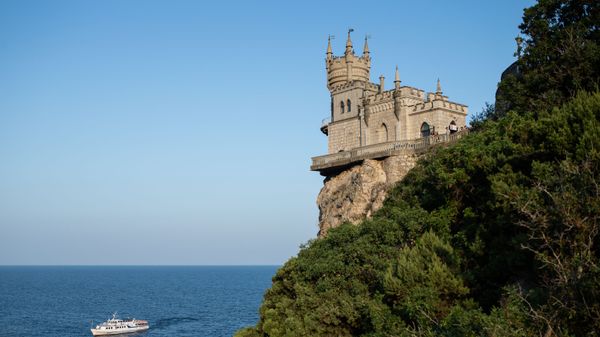 A vessel passes the Swallow's Nest castle overlooking the Black Sea outside Yalta, Crimea, Russia - Sputnik International