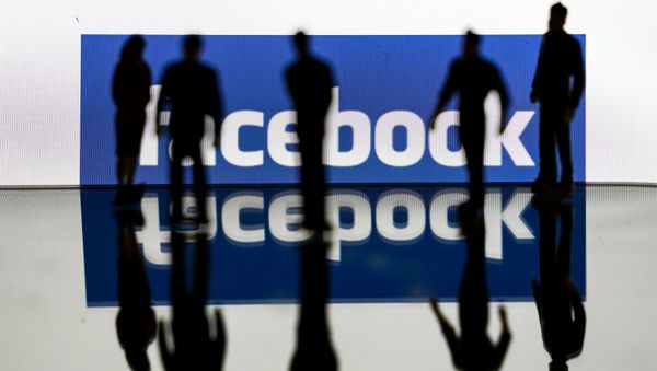 (FILES) In this file photo taken on February 14, 2020 silhouettes are seen in front of the logo of US social media Facebook in Brussels (FILES) In this file photo taken on February 14, 2020 silhouettes are seen in front of the logo of US social media Facebook in Brussels - Sputnik International