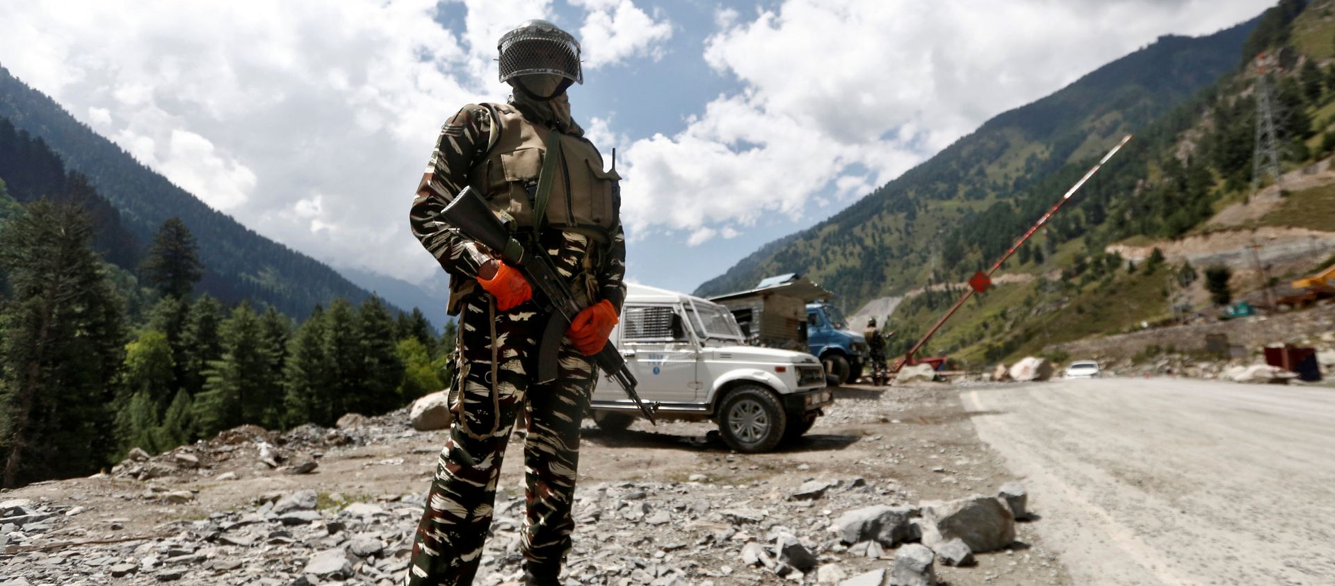 An Indian Central Reserve Police Force (CRPF) personnel stands guard at a checkpoint along a highway leading to Ladakh, at Gagangeer in Kashmir's Ganderbal district September 2, 2020 An Indian Central Reserve Police Force (CRPF) personnel stands guard at a checkpoint along a highway leading to Ladakh, at Gagangeer in Kashmir's Ganderbal district September 2, 2020 - Sputnik International, 1920, 07.09.2020