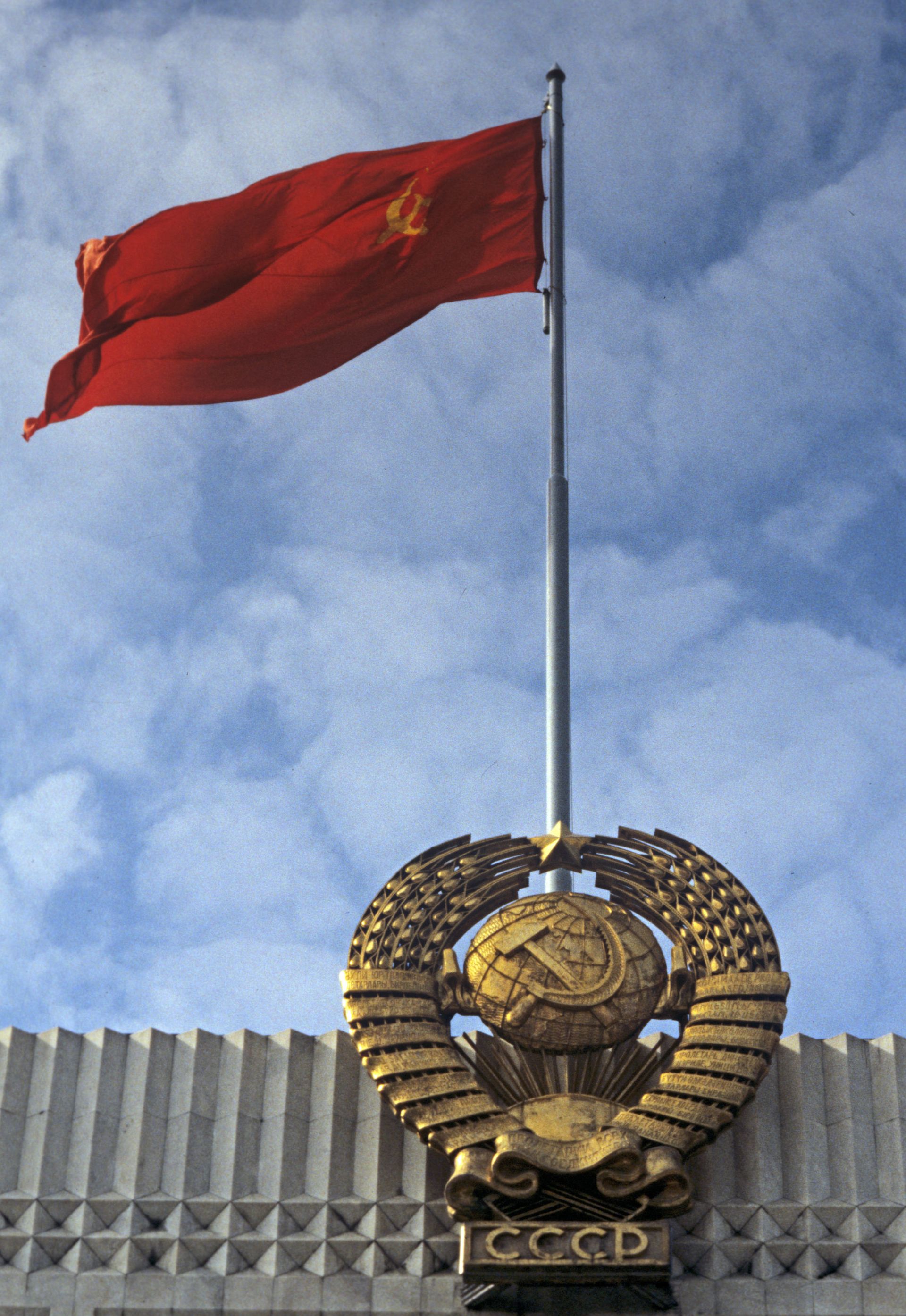 The USSR state flag and coat of arms at the Kremlin Palace of Congresses The USSR state flag and coat of arms at the Kremlin Palace of Congresses - Sputnik International, 1920, 31.12.2022