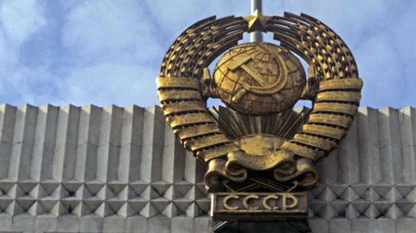 The USSR state flag and coat of arms at the Kremlin Palace of Congresses - Sputnik International
