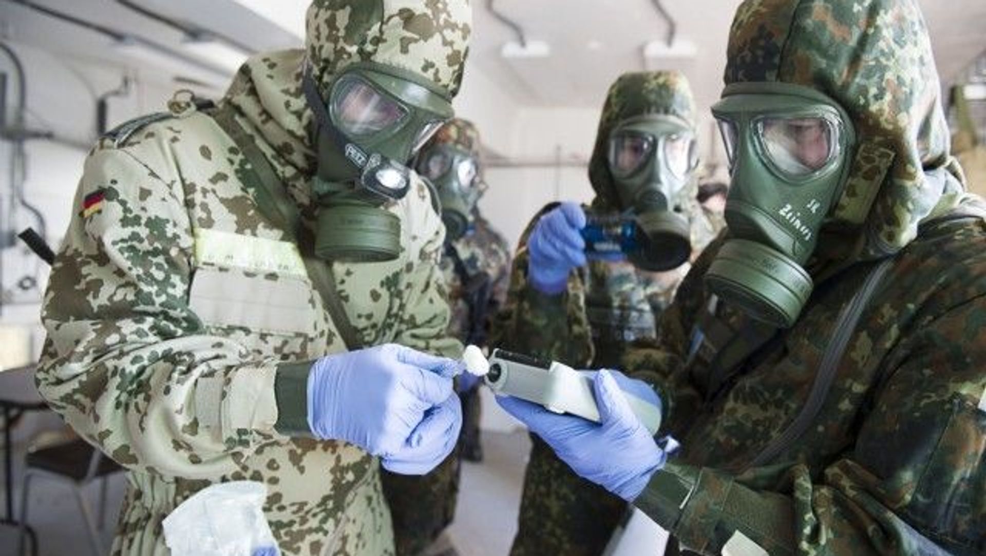 German Bundeswehr soldiers from the CBRN (Chemical Biological Radiological Nuclear) Defence Battalion 750 use a chemical agent detector to identify a simulated chemical weapon agent. File photo. German Bundeswehr soldiers from the CBRN (Chemical Biological Radiological Nuclear) Defence Battalion 750 use a chemical agent detector to identify a simulated chemical weapon agent. File photo. - Sputnik International, 1920, 31.03.2021