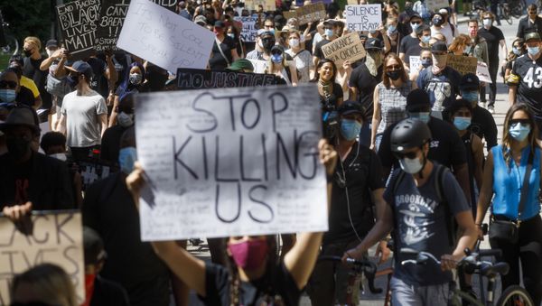 Protesters march during an anti-racism march on June 6, 2020 in Toronto, Canada. This is the 12th day of protests since George Floyd died in Minneapolis police custody on May 25. - Sputnik International