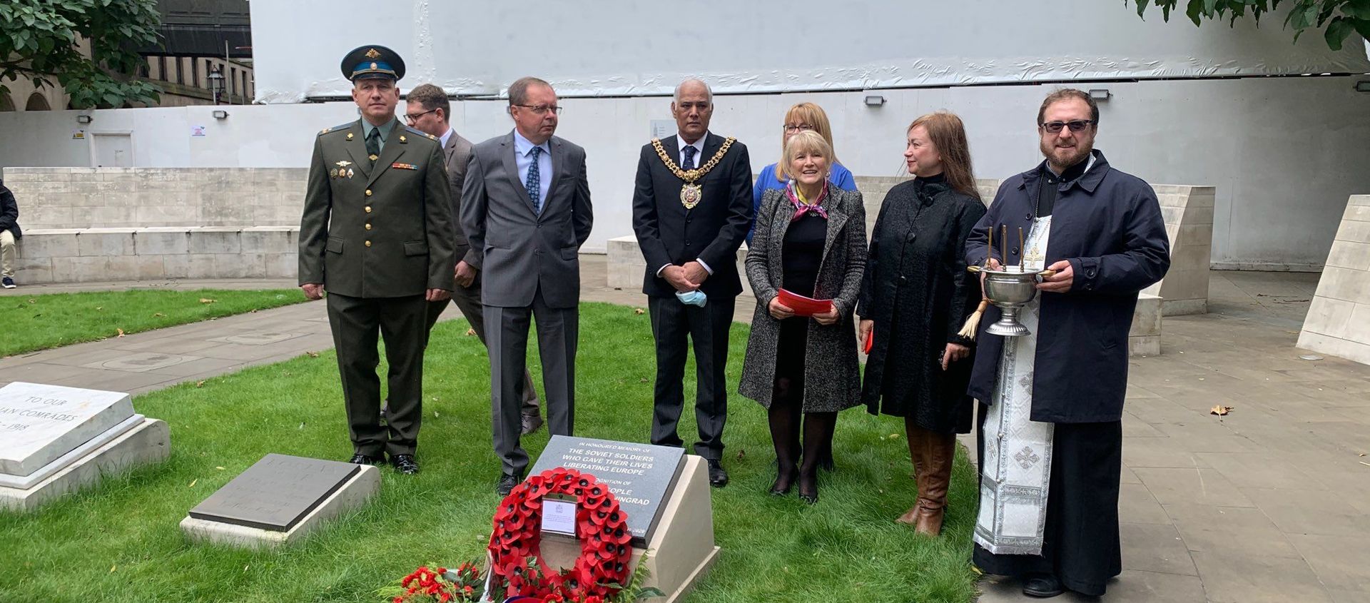 Russian community honours Soviet war dead at Leningrad Plaque in St Peter’s Square Russian community honours Soviet war dead at Leningrad Plaque in St Peter’s Square - Sputnik International, 1920, 03.09.2020