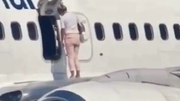Woman Walks on Wing of Parked Plane in Kiev After Complaining of Being  Hot - Sputnik International