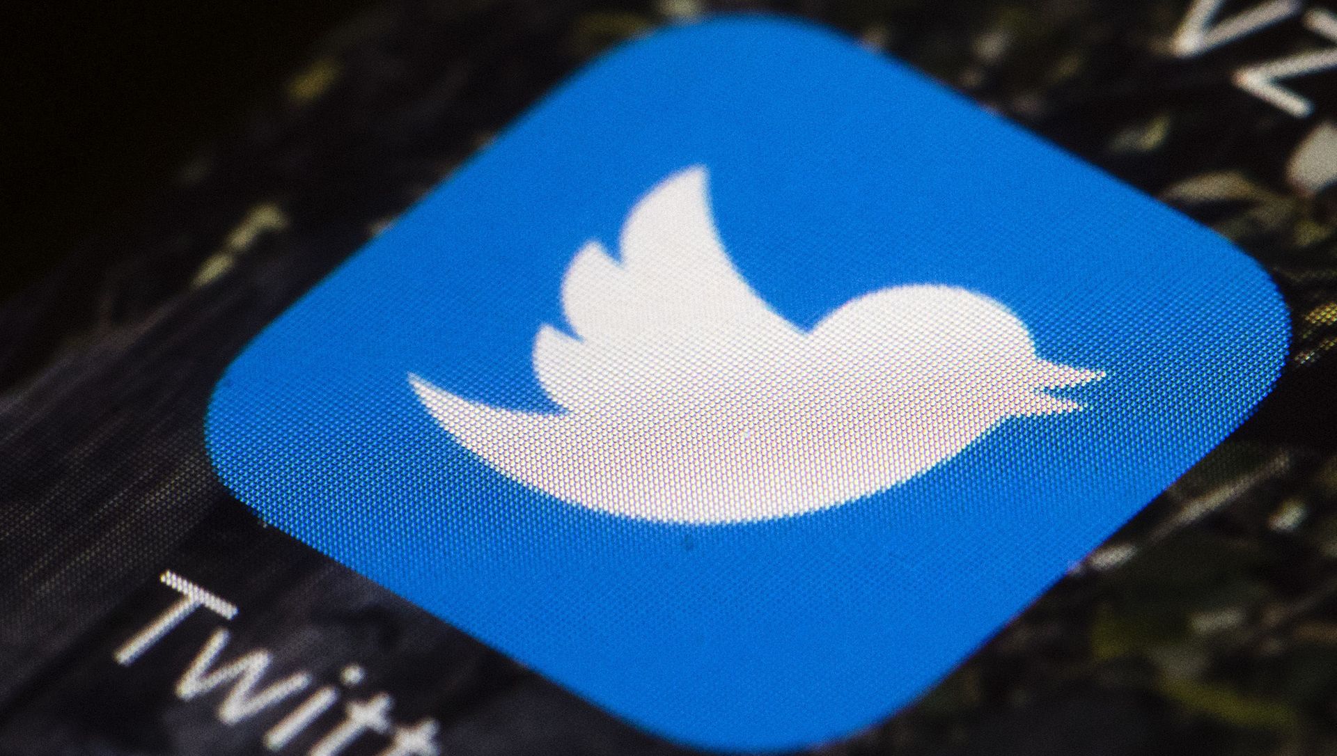 26 April 2017 file photo showing the Twitter app icon on a mobile phone in Philadelphia. Reporters at the online news site Insider have been told to take a week off from tweeting at work and to keep TweetDeck off their computer screens. The idea of disengaging is to kick away a crutch for the journalists and escape from the echo chamber, said Julie Zeveloff West, Insider's editor-in-chief for the US. 26 April 2017 file photo showing the Twitter app icon on a mobile phone in Philadelphia. Reporters at the online news site Insider have been told to take a week off from tweeting at work and to keep TweetDeck off their computer screens. The idea of disengaging is to kick away a crutch for the journalists and escape from the echo chamber, said Julie Zeveloff West, Insider's editor-in-chief for the US. - Sputnik International, 1920, 11.02.2021
