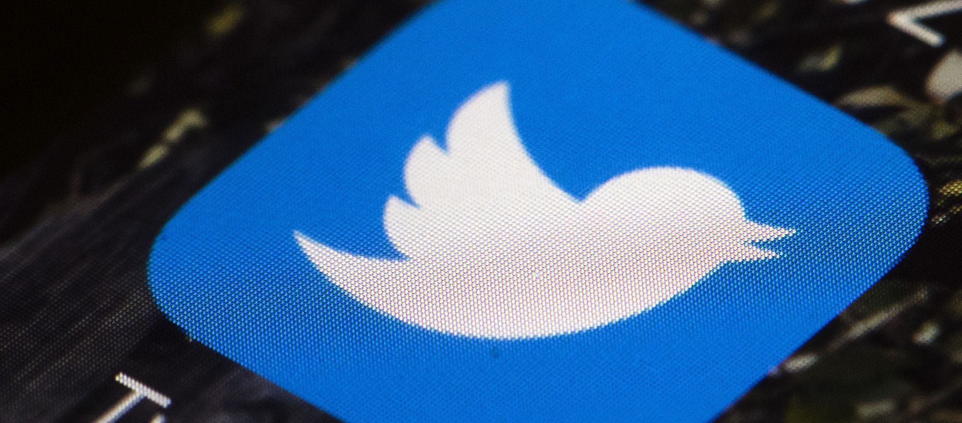 26 April 2017 file photo showing the Twitter app icon on a mobile phone in Philadelphia. Reporters at the online news site Insider have been told to take a week off from tweeting at work and to keep TweetDeck off their computer screens. The idea of disengaging is to kick away a crutch for the journalists and escape from the echo chamber, said Julie Zeveloff West, Insider's editor-in-chief for the US. - Sputnik International, 1920, 11.02.2021