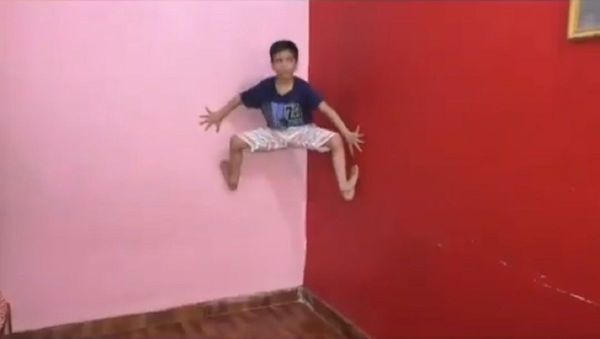 Yasharth Singh, 7, a real life Spider Man defying gravity and clinging to a wall of his home in Kanpur  - Sputnik International