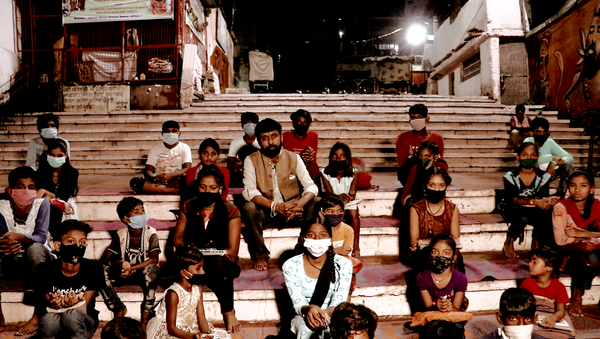 Parag Diwan and his students - Sputnik International