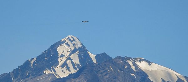 An Indian fighter jet flies over a mountain range in Leh, the joint capital of the union territory of Ladakh bordering China, on September 2, 2020.  - Sputnik International