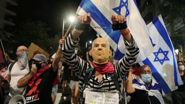 A protester wearing a mask depicting Israeli Prime Minister Benjamin Netanyahu attends a demonstration against the PM's alleged corruption and economic hardship stemming from lockdown during the coronavirus disease (COVID-19) crisis, near his residence in Jerusalem August 29, 2020 - Sputnik International