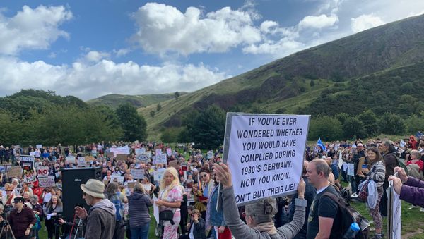 Hundreds turn out for anti-lockdown protest in Edinburgh Hundreds turn out for anti-lockdown protest in Edinburgh - Sputnik International
