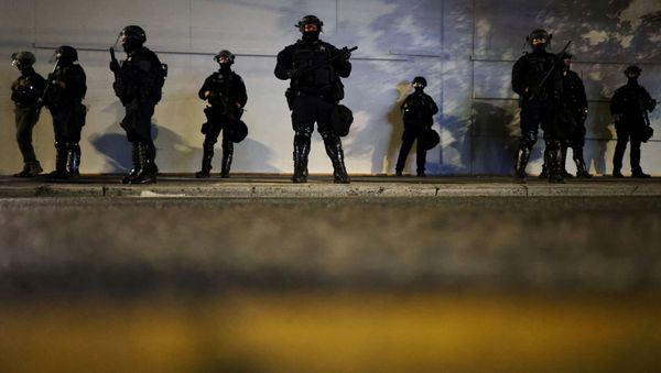 Police stand guard outside the Portland Police Bureau building as protesters demonstrate against police violence and systemic inequality for the 99th consecutive night in Portland, Oregon, U.S. September 4, 2020. Police stand guard outside the Portland Police Bureau building as protesters demonstrate against police violence and systemic inequality for the 99th consecutive night in Portland, Oregon, U.S. September 4, 2020. - Sputnik International