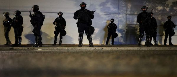 Police stand guard outside the Portland Police Bureau building as protesters demonstrate against police violence and systemic inequality for the 99th consecutive night in Portland, Oregon, U.S. September 4, 2020. - Sputnik International