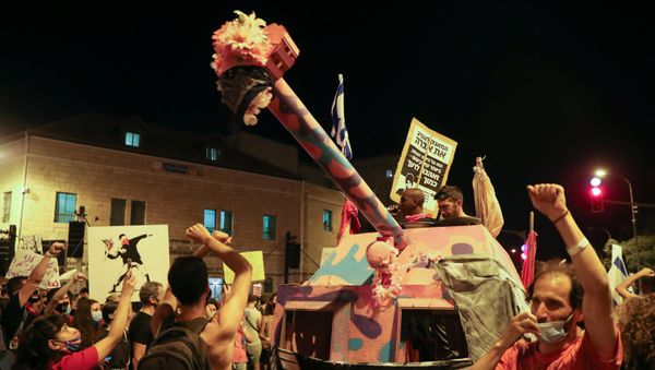 Protesters take part in a demonstration against Israeli Prime Minister Benjamin Netanyahu's alleged corruption and the government's handling of the coronavirus disease (COVID-19) pandemic, in Jerusalem September 5, 2020. - Sputnik International