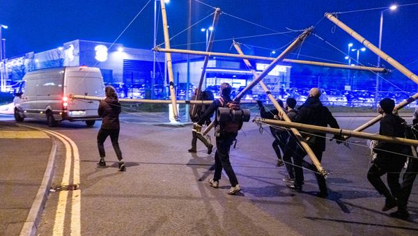 Extinction Rebellion activists block the entrance to Newsprinters facility in Broxbourne, Hertfordshire, Britain September 4, 2020 - Sputnik International