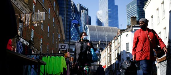 People visit the Petticoat Lane Market, amid the coronavirus disease (COVID-19) outbreak - Sputnik International