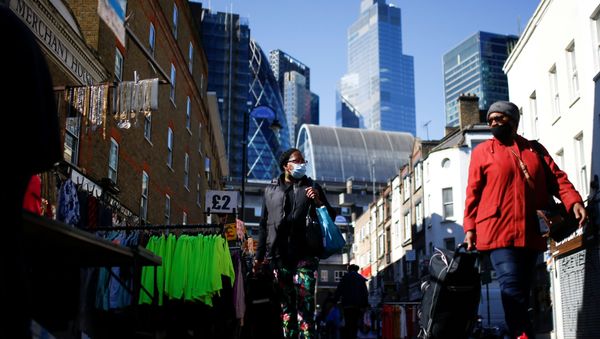 People visit the Petticoat Lane Market, amid the coronavirus disease (COVID-19) outbreak People visit the Petticoat Lane Market, amid the coronavirus disease (COVID-19) outbreak - Sputnik International