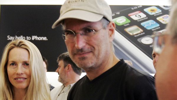 Apple CEO Steve Jobs, center, and his wife Laurene Powell  meet with customers after the launch of the new Apple iPhone in Palo Alto, Calif., Friday, June 29, 2007. (AP Photo/Paul Sakuma) - Sputnik International