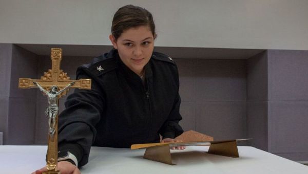 Religious Program Specialist 3rd Class Payton Williams, assigned to Naval Medical Center San Diego's chapel, sets up for the daily Catholic Mass on Jan. 14, 2020 - Sputnik International