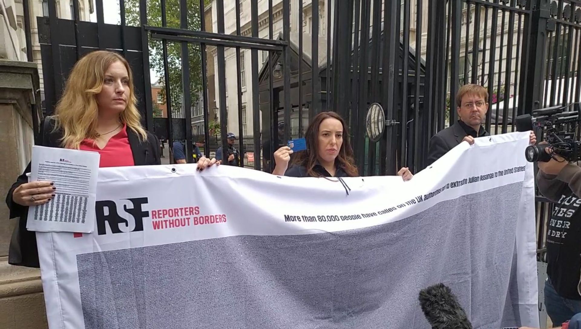 Rebecca Vincent and Stella Moris at Number 10 Downing Street holding up banner with signatures petitioning for Julian Assange on 7 Septemer 2020. Rebecca Vincent and Stella Moris at Number 10 Downing Street holding up banner with signatures petitioning for Julian Assange on 7 Septemer 2020. - Sputnik International, 1920, 11.04.2021