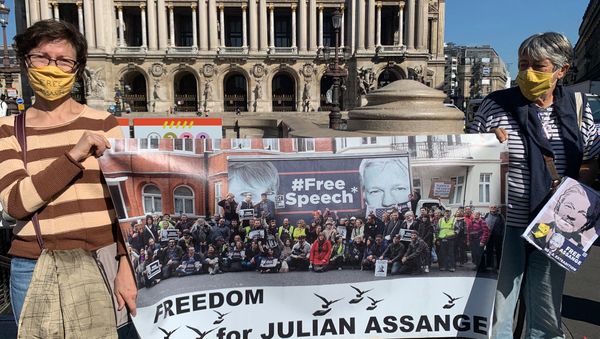 Julian Assange's Supporters Take to Streets in Paris Julian Assange's Supporters Take to Streets in Paris - Sputnik International