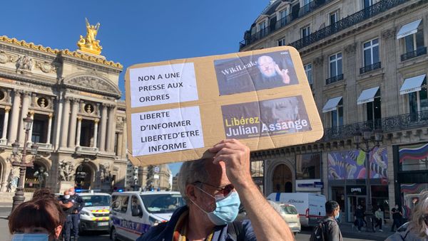 Julian Assange's Supporters Take to Streets in Paris Julian Assange's Supporters Take to Streets in Paris - Sputnik International