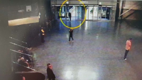 Salman Abedi (circled) is seen entering the Manchester Arena foyer moments before the bombing - Sputnik International