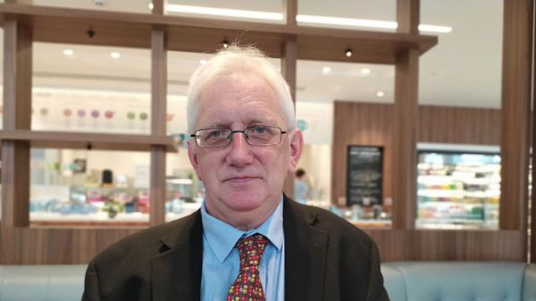 Craig Murray sitting in a cafe near Old Bailey - Sputnik International