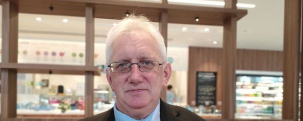 Craig Murray sitting in a cafe near Old Bailey - Sputnik International