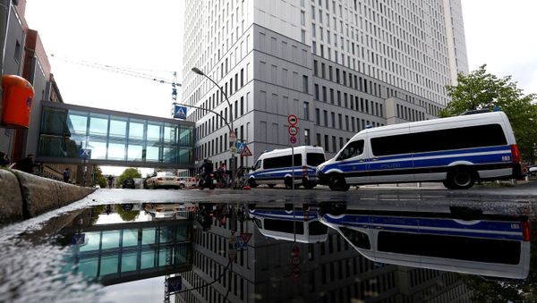 A view shows police vehicles outside the Charite Mitte Hospital Complex, where Russian opposition leader Alexei Navalny is receiving medical treatment, in Berlin, Germany August 24, 2020 - Sputnik International