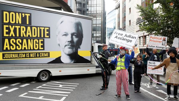 Supporters of WikiLeaks founder Julian Assange are seen outside the Old Bailey, the Central Criminal Court ahead of a hearing to decide whether Assange should be extradited to the United States, in London, Britain September 7, 2020. REUTERS/Peter Nicholls Supporters of WikiLeaks founder Julian Assange are seen outside the Old Bailey, the Central Criminal Court ahead of a hearing to decide whether Assange should be extradited to the United States, in London, Britain September 7, 2020. REUTERS/Peter Nicholls - Sputnik International