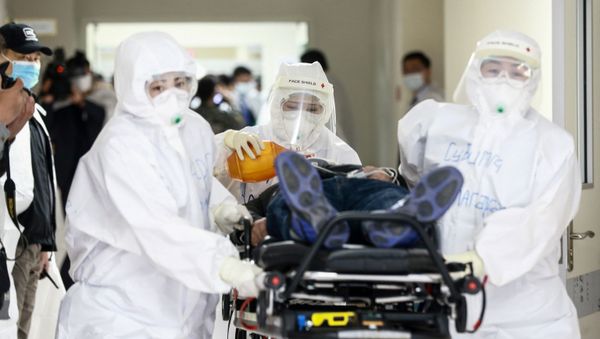 Staff members wear hazmat suits in Mongolia  - Sputnik International