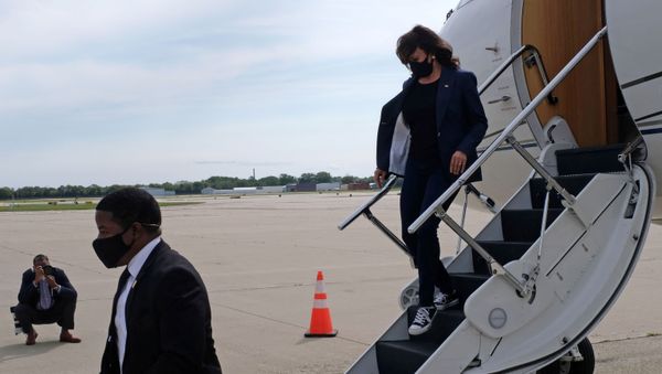 Democratic U.S. vice presidential nominee Senator Kamala Harris arrives at General Mitchell International Airport before planning on attending a Build Back Better roundtable with Black Milwaukee business owners to discuss how a Biden-Harris administration would advance racial equity as part of our nation's economic recovery in Milwaukee, Wisconsin, U.S. September 7, 2020 - Sputnik International