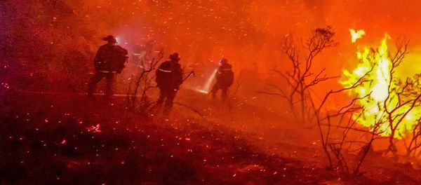 Firefighters work to extinguish a fire in Alpine, California, U.S., September 6, 2020, in this picture obtained from social media. Picture taken September 6, 2020. - Sputnik International