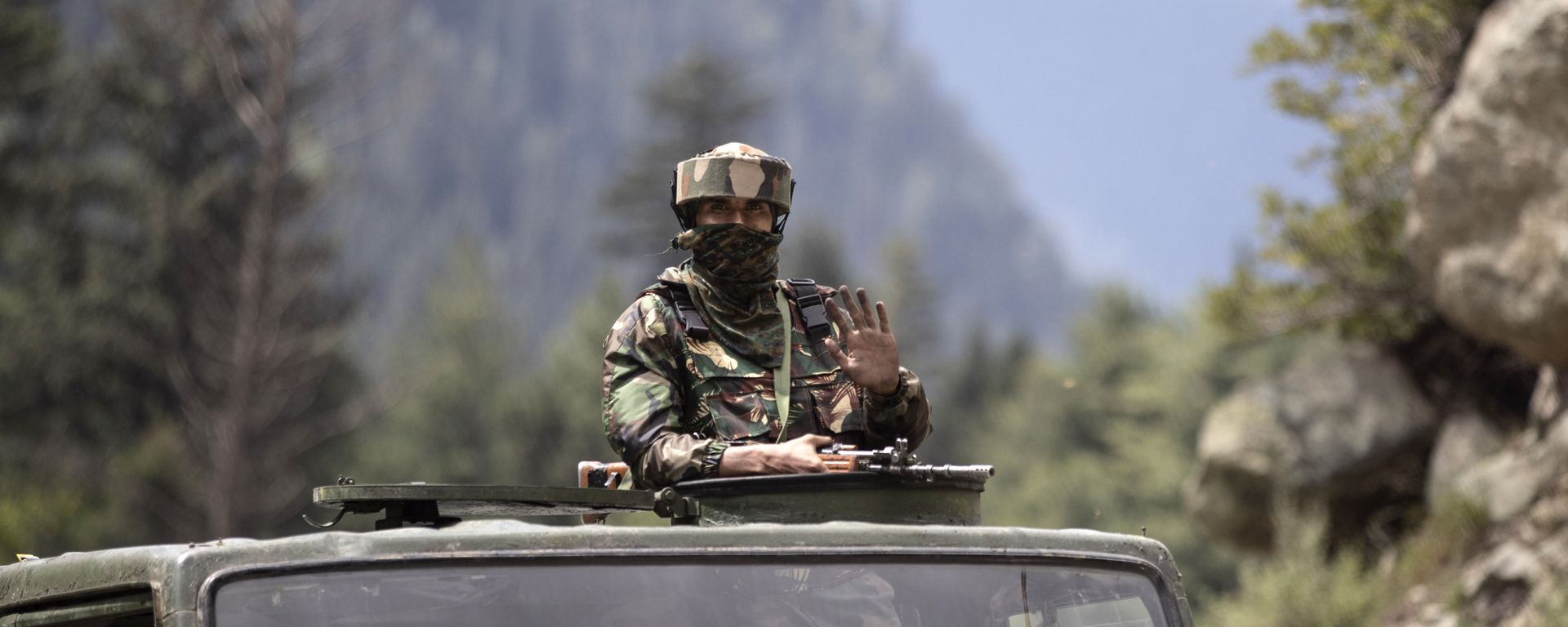 An Indian army soldier keeps guard on top of his vehicle as their convoy moves on the Srinagar- Ladakh highway at Gagangeer, northeast of Srinagar, Indian-controlled Kashmir, Tuesday, Sept. 1, 2020 An Indian army soldier keeps guard on top of his vehicle as their convoy moves on the Srinagar- Ladakh highway at Gagangeer, northeast of Srinagar, Indian-controlled Kashmir, Tuesday, Sept. 1, 2020 - Sputnik International, 1920, 21.10.2021