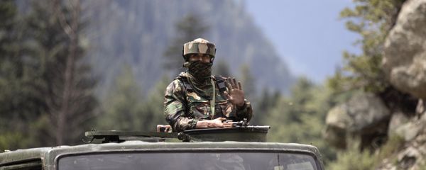An Indian army soldier keeps guard on top of his vehicle as their convoy moves on the Srinagar- Ladakh highway at Gagangeer, northeast of Srinagar, Indian-controlled Kashmir, 1 September 2020 - Sputnik International