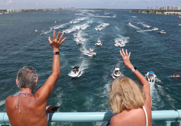 People wave as boaters show their support for President Donald Trump during a parade down the Intracoastal Waterway to just off the shore of President Trump's home at Mar-a-Lago on September 07, 2020 in West Palm Beach, Florida.  - Sputnik International