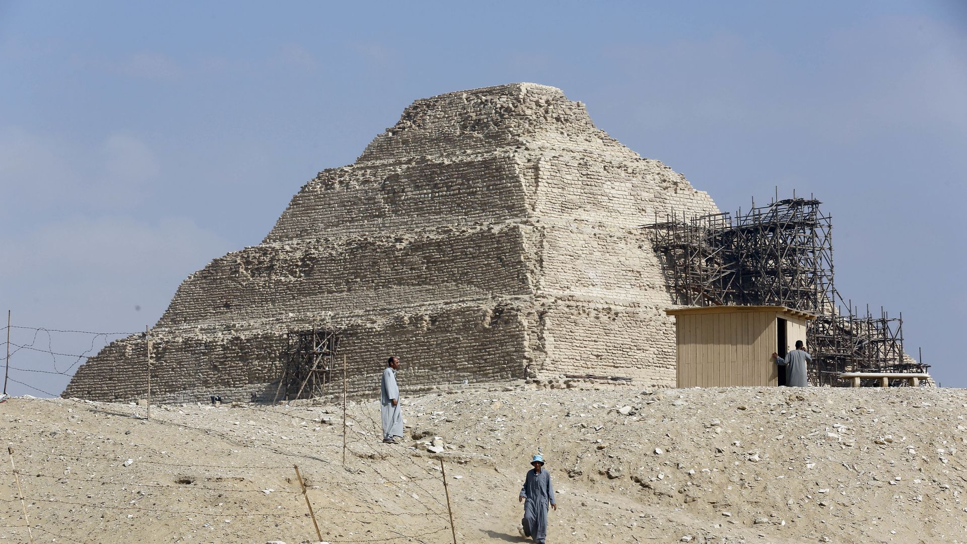 Excavation workers walk in front of the step pyramid of Saqqara, in Giza,14 July 2018. (AP Photo/Amr Nabil) Excavation workers walk in front of the step pyramid of Saqqara, in Giza,14 July 2018. (AP Photo/Amr Nabil) - Sputnik International, 1920, 30.05.2021