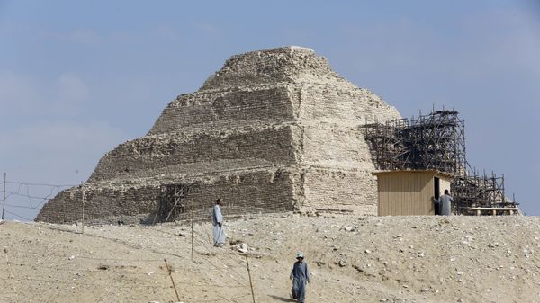 Excavation workers walk in front of the step pyramid of Saqqara, in Giza,14 July 2018.  (AP Photo/Amr Nabil) - Sputnik International