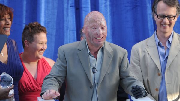Bobby Henline, center, accepts a Television Academy Honors award for Comedy Warriors at the 7th annual Television Academy Honors presented by the Television Academy at the SLS Hotel on Sunday, June 1, 2014, in Beverly Hills, Calif - Sputnik International
