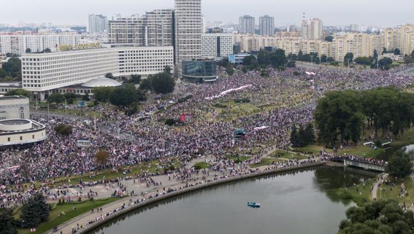 Belarusian opposition supporters rally in the center of Minsk, Belarus, Sunday, Aug. 23, 2020.  A vast demonstration with many thousands of protesters demanding the resignation of Belarus' authoritarian president are rallying in the capital, continuing the public dissent since the disputed presidential election. - Sputnik International